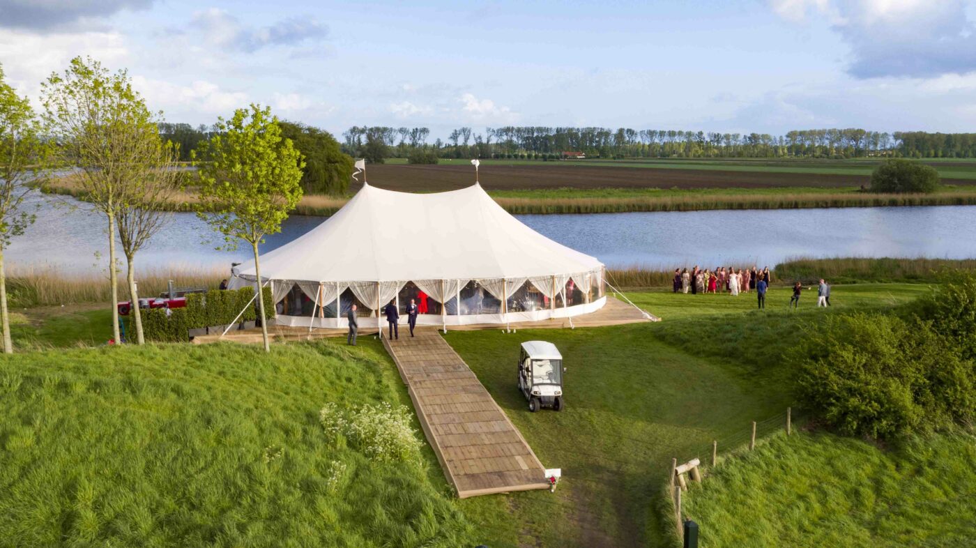 feestelijke tent voor een huwelijk aan de kreek bij het water
