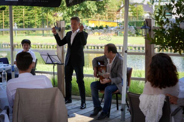 Een optreden van Helmut Lotti op een trouwfeest gefotografeerd door Desire Naessens