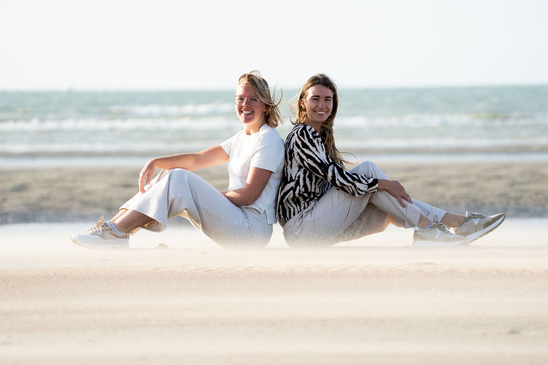 Twee meisjes op het strand. Foto gemaakt voor de website van een kinesiste gebouwd door Beeldconnectie